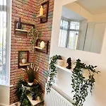 R1 - Newly Renovated Private Room With Its Own Kitchenette In Shared House By Qe Hospital