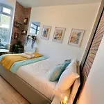 R1 - Newly Renovated Private Room With Its Own Kitchenette In Shared House By Qe Hospital