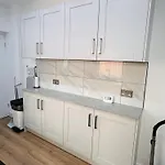 R1 - Newly Renovated Private Room With Its Own Kitchenette In Shared House By Qe Hospital