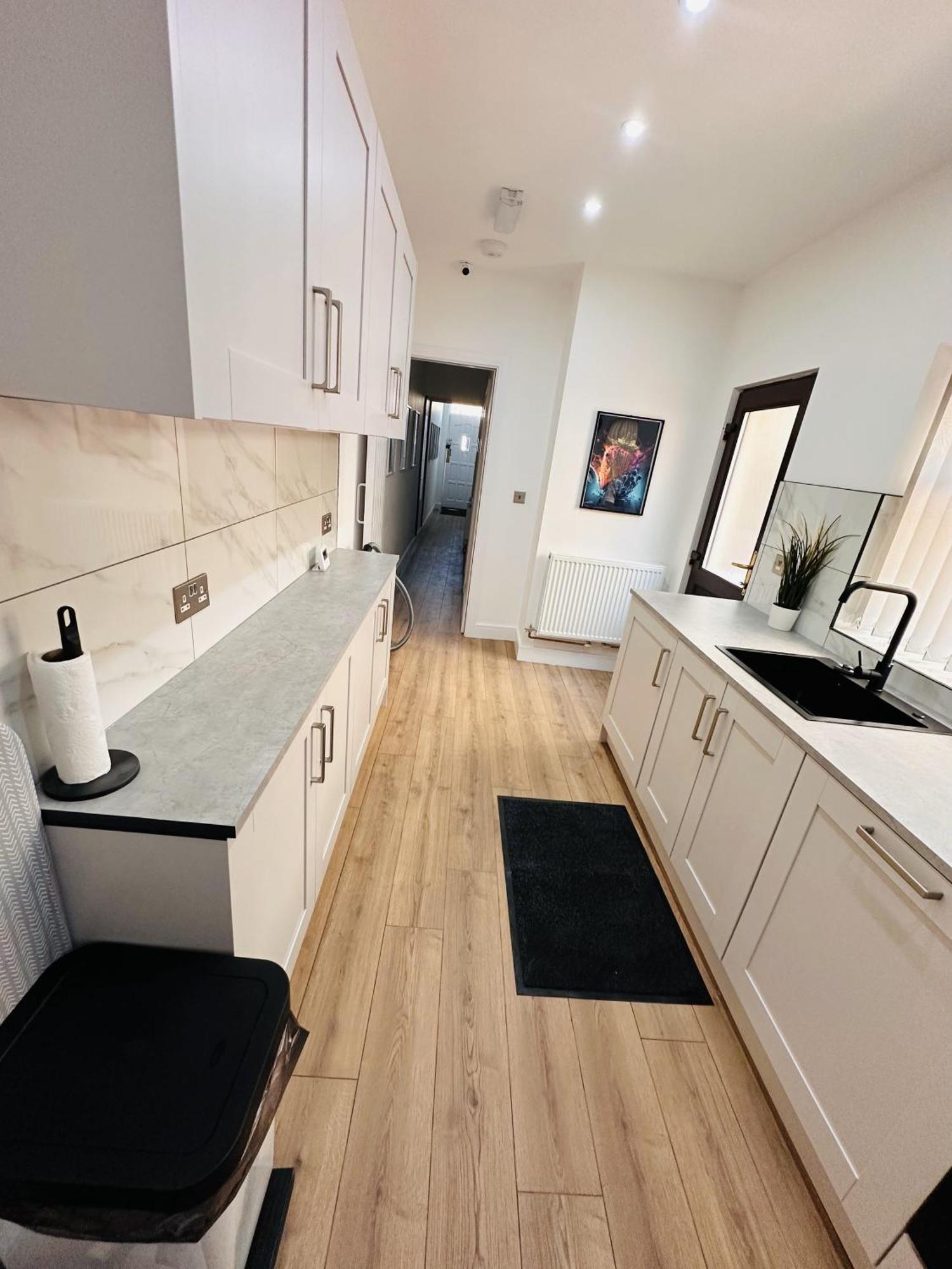 R1 - Newly Renovated Private With Its Own Kitchenette In Shared House By Qe Hospital