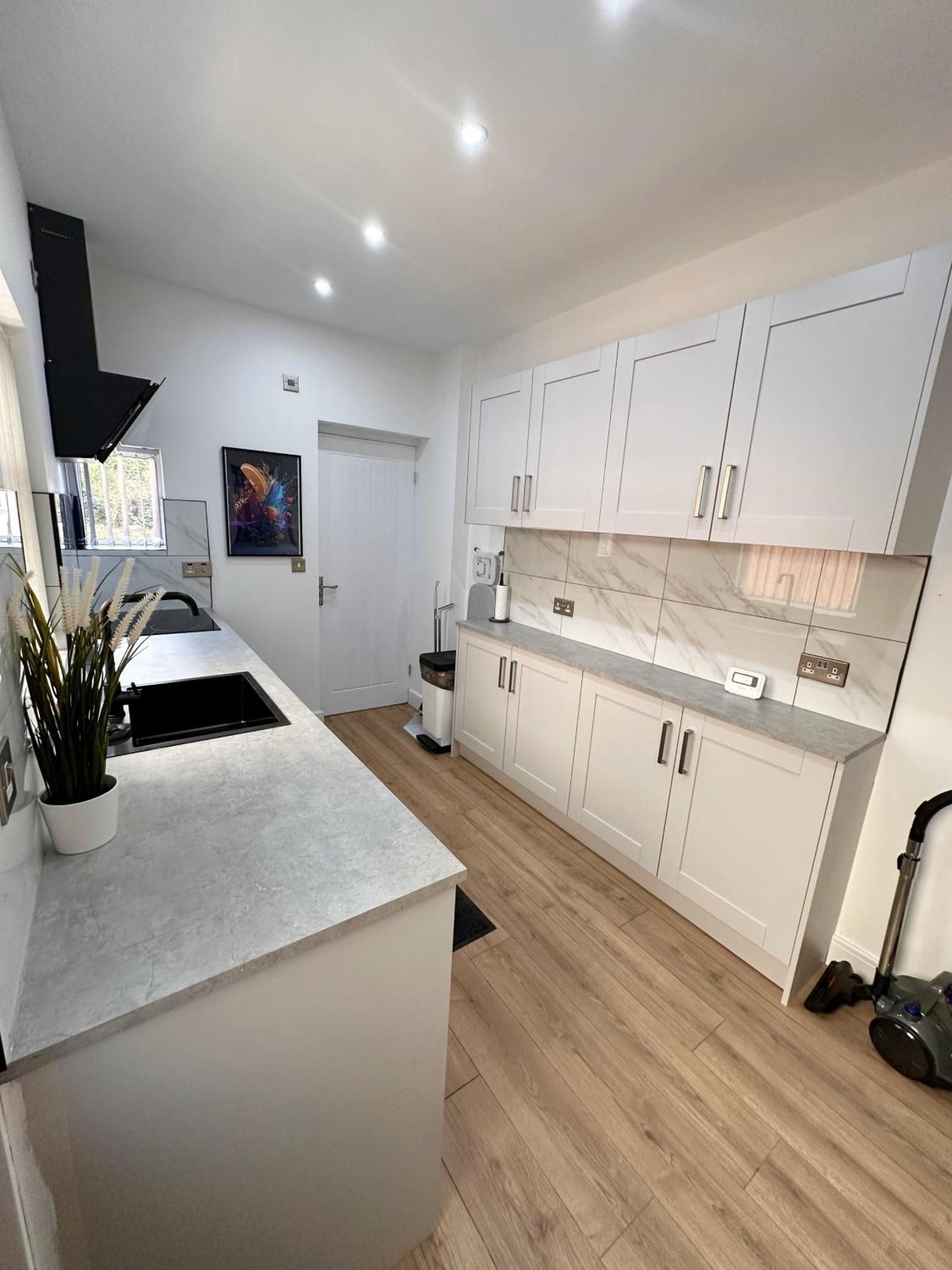 R1 - Newly Renovated Private With Its Own Kitchenette In Shared House By Qe Hospital *