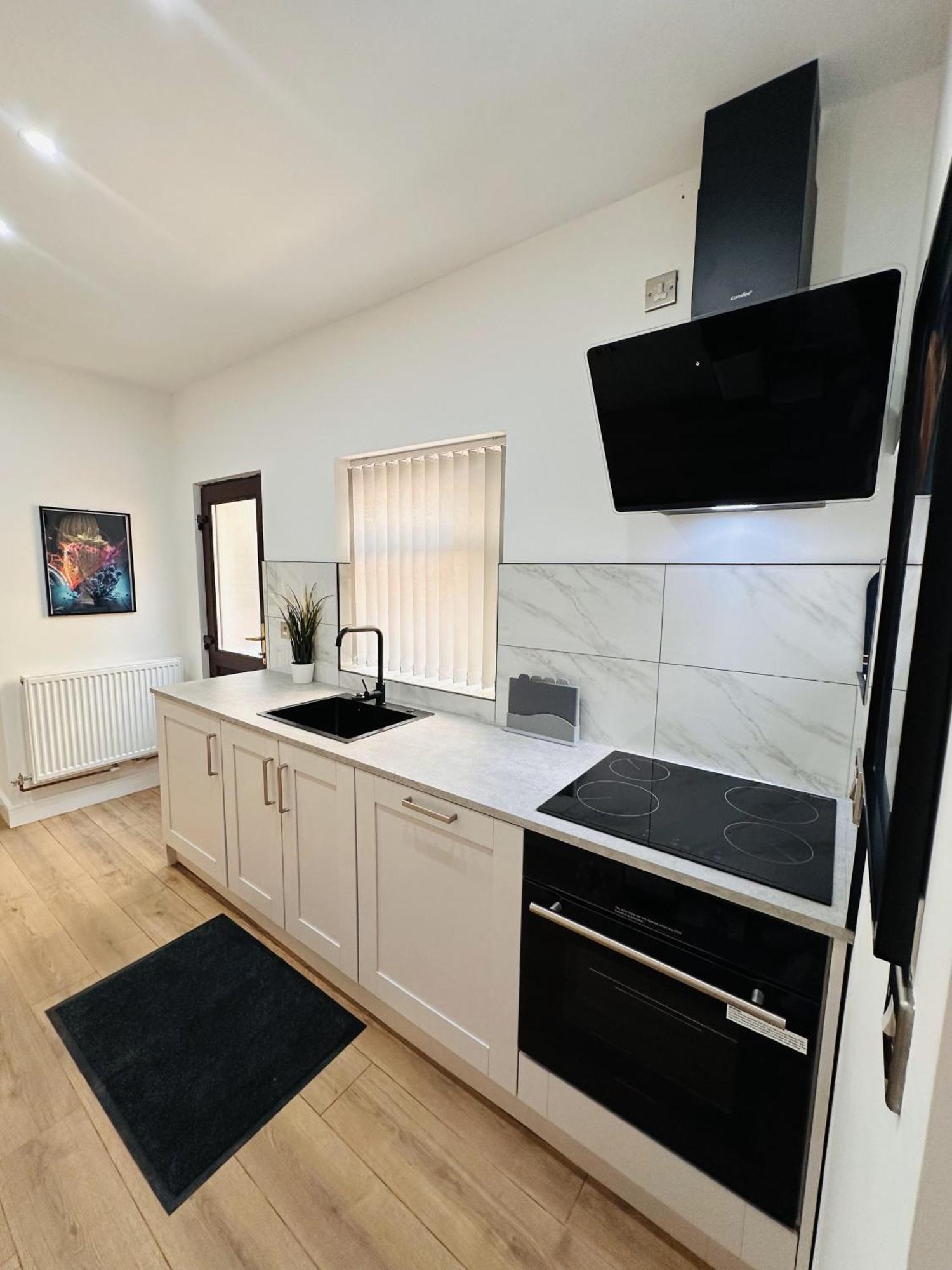 R1 - Newly Renovated Private With Its Own Kitchenette In Shared House By Qe Hospital Guest house *