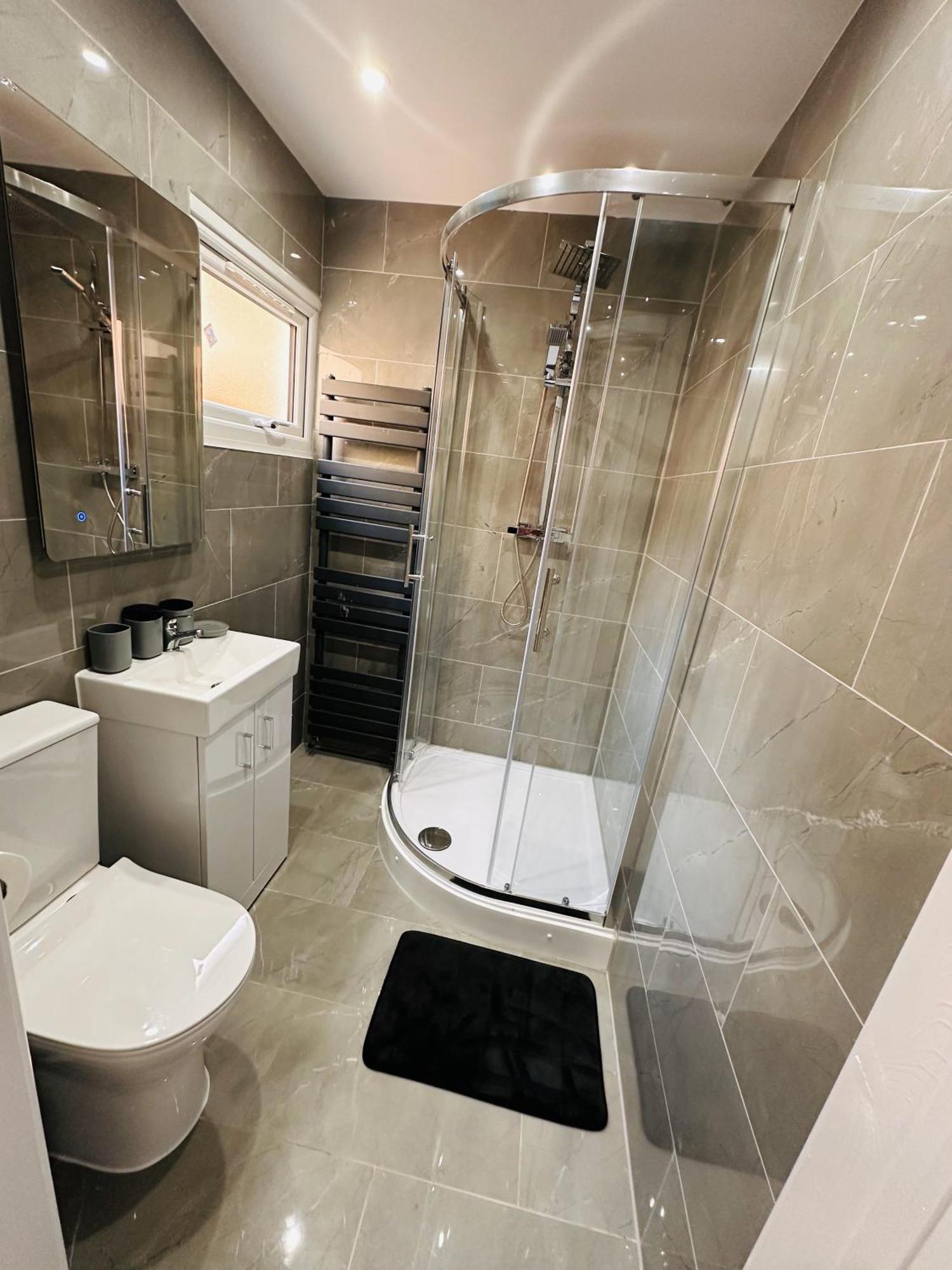 R1 - Newly Renovated Private With Its Own Kitchenette In Shared House By Qe Hospital Guest house *