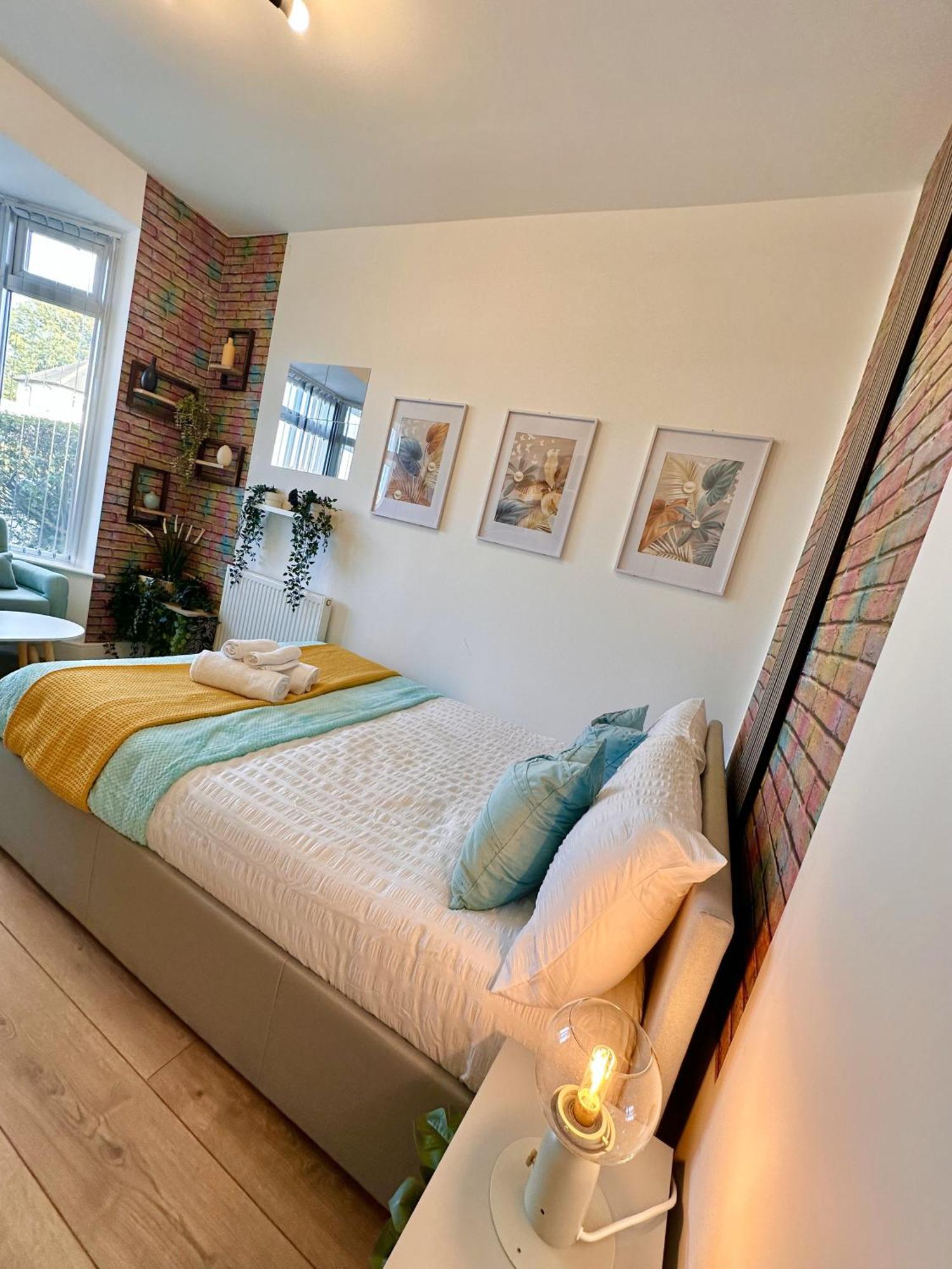 R1 - Newly Renovated Private With Its Own Kitchenette In Shared House By Qe Hospital Guest house Birmingham