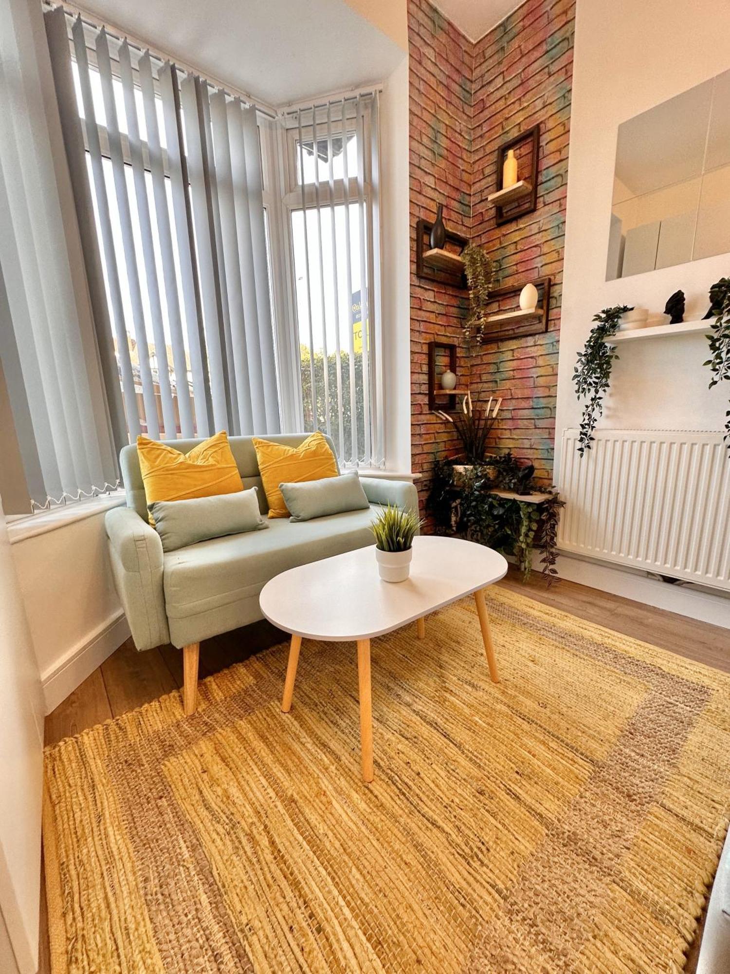 R1 - Newly Renovated Private With Its Own Kitchenette In Shared House By Qe Hospital * Birmingham