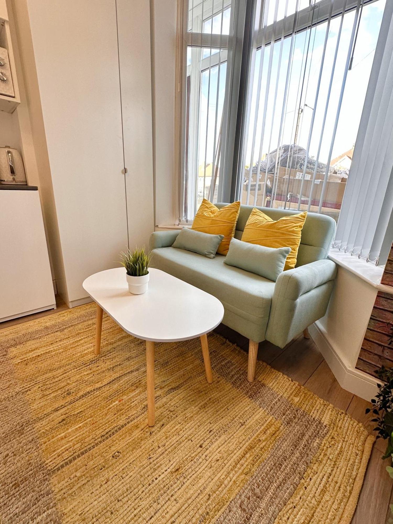 R1 - Newly Renovated Private With Its Own Kitchenette In Shared House By Qe Hospital Birmingham