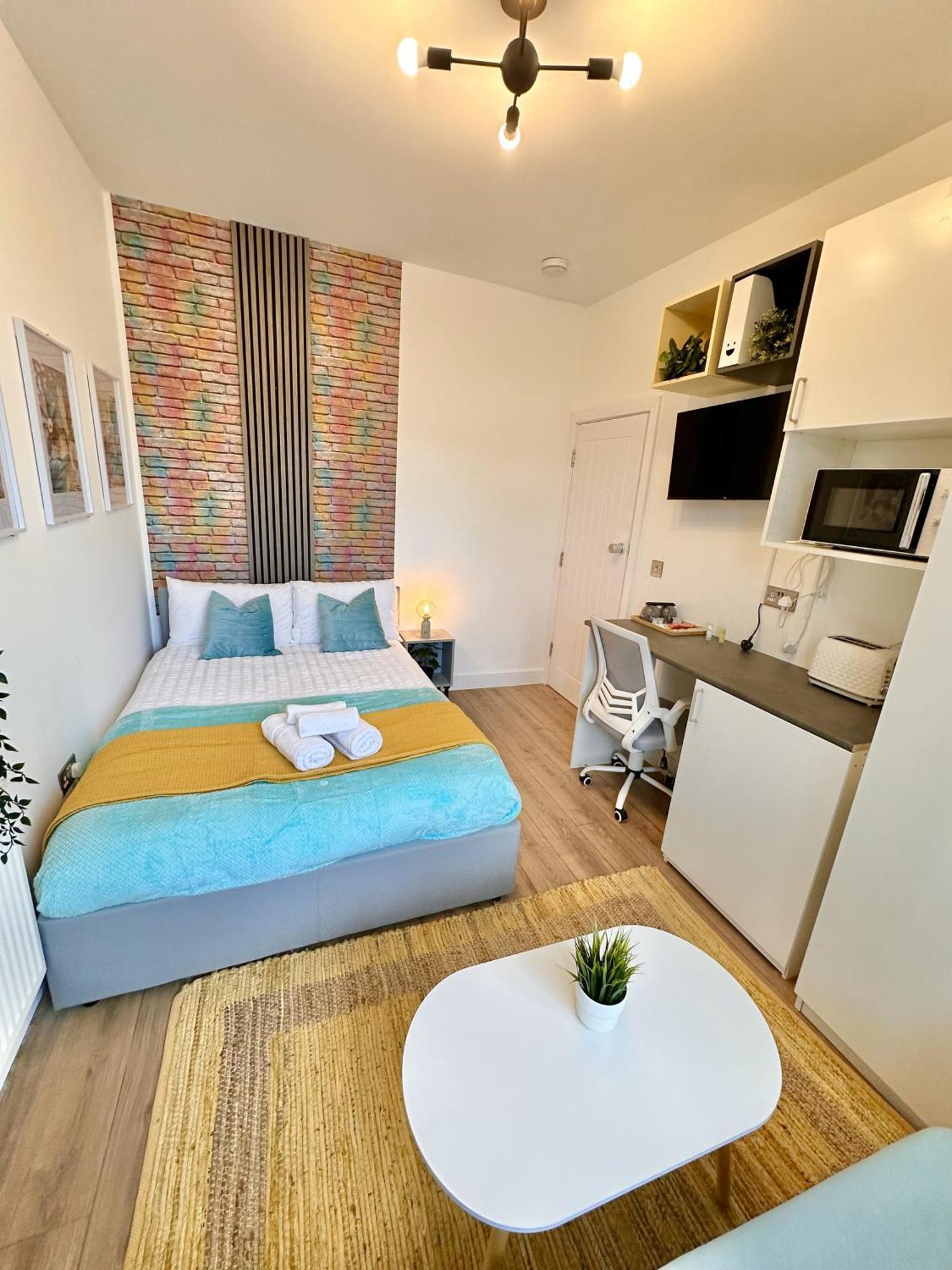 Guest house R1 - Newly Renovated Private With Its Own Kitchenette In Shared House By Qe Hospital *