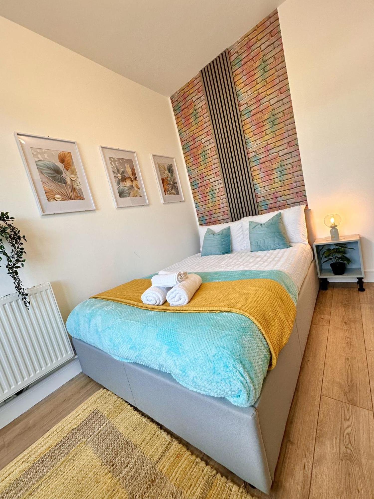 Guest house R1 - Newly Renovated Private With Its Own Kitchenette In Shared House By Qe Hospital
