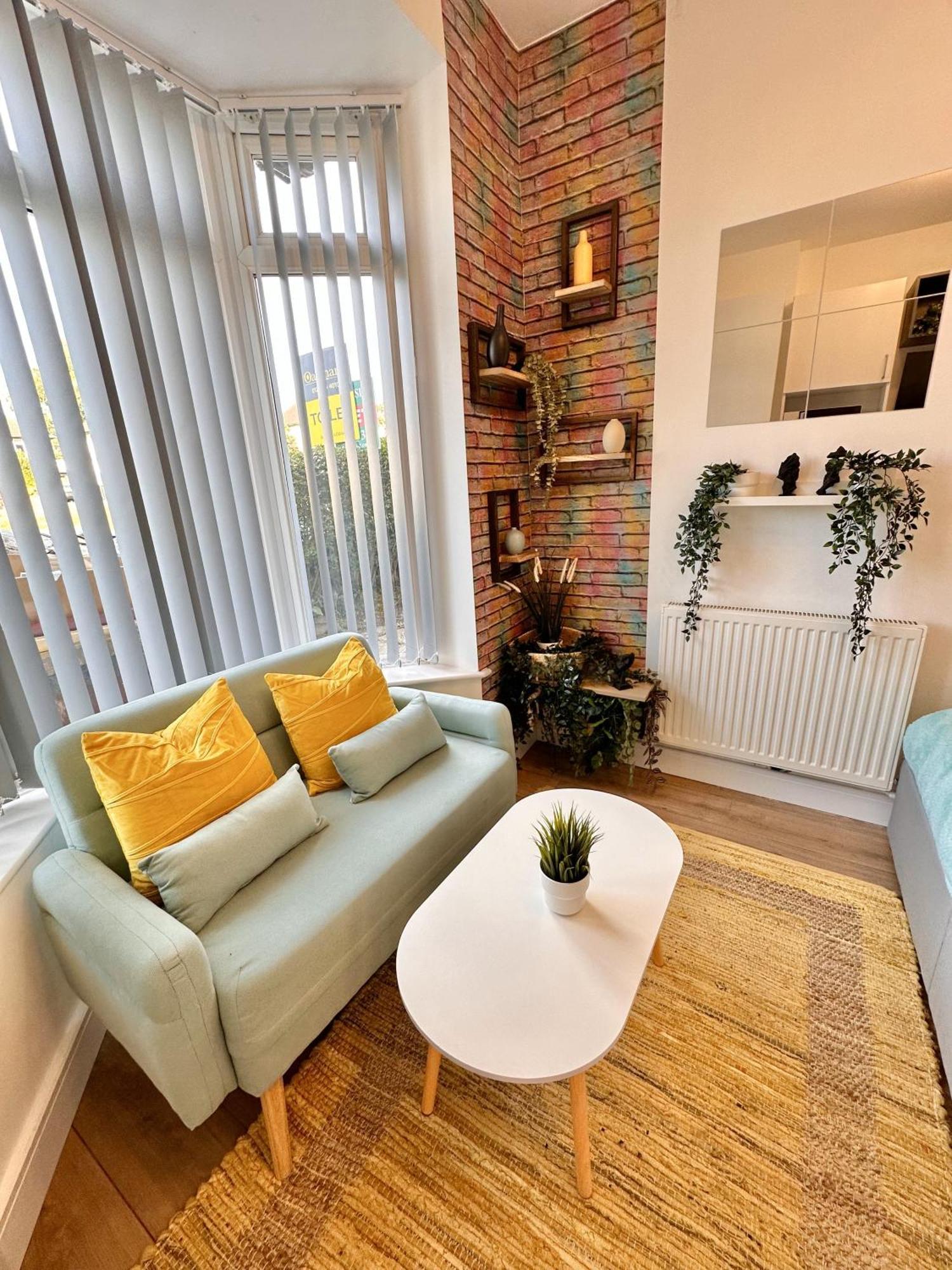 R1 - Newly Renovated Private With Its Own Kitchenette In Shared House By Qe Hospital Birmingham