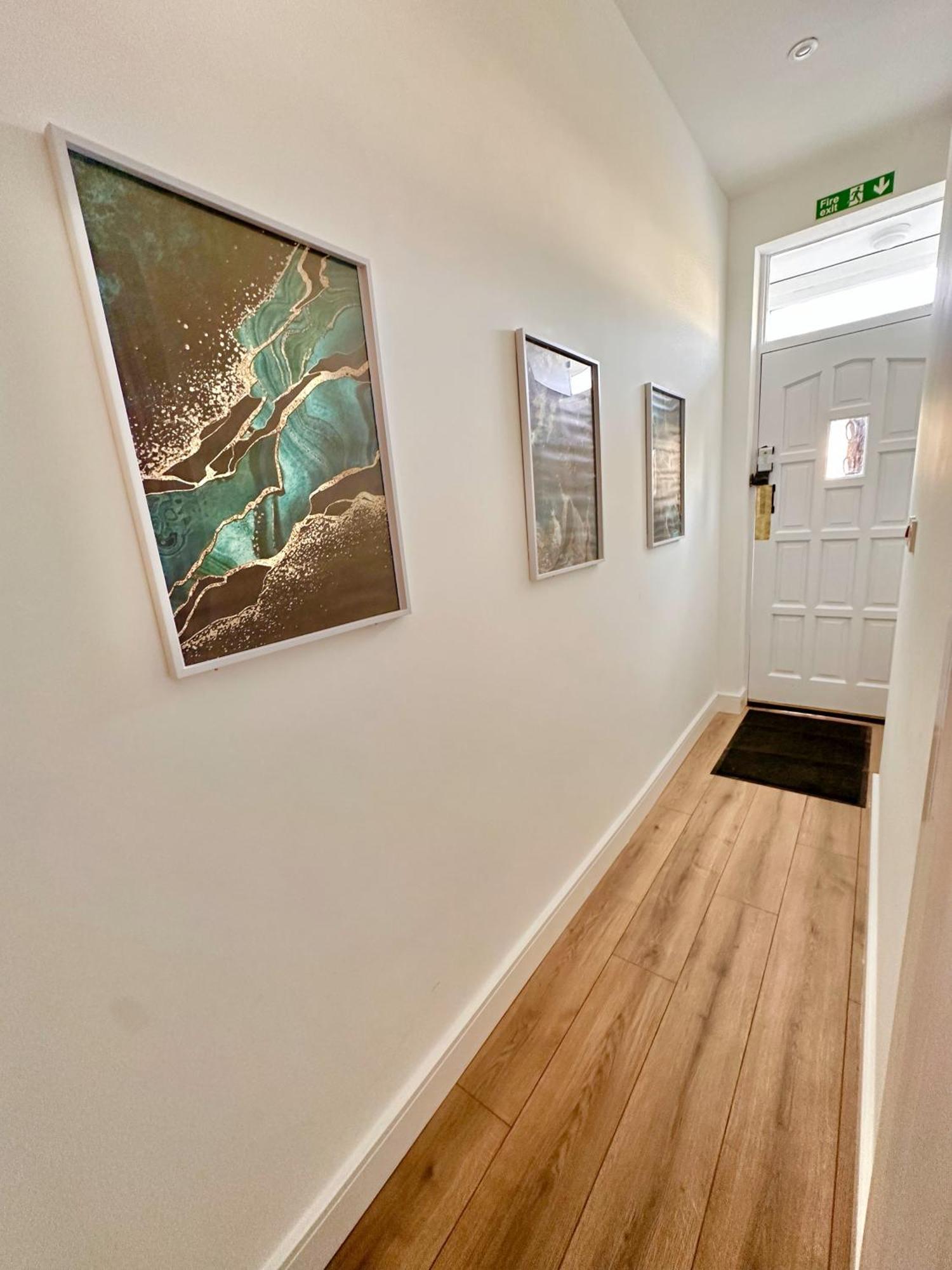 Guest house R1 - Newly Renovated Private With Its Own Kitchenette In Shared House By Qe Hospital